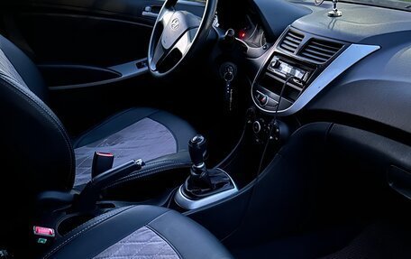 Hyundai Solaris II рестайлинг, 2012 год, 700 000 рублей, 5 фотография