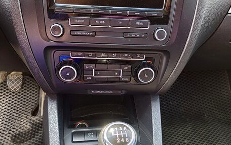 Volkswagen Jetta VI, 2011 год, 750 000 рублей, 12 фотография