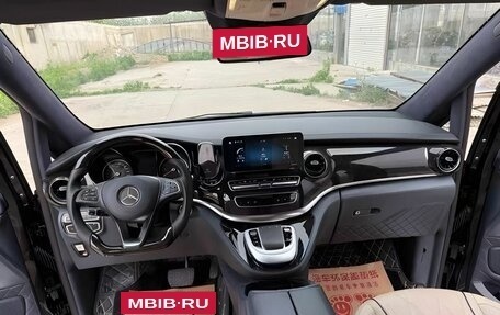Mercedes-Benz V-Класс, 2022 год, 5 890 000 рублей, 4 фотография