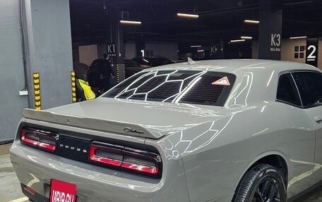 Dodge Challenger III рестайлинг 2, 2017 год, 4 100 000 рублей, 2 фотография
