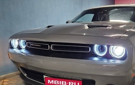 Dodge Challenger III рестайлинг 2, 2017 год, 4 100 000 рублей, 3 фотография