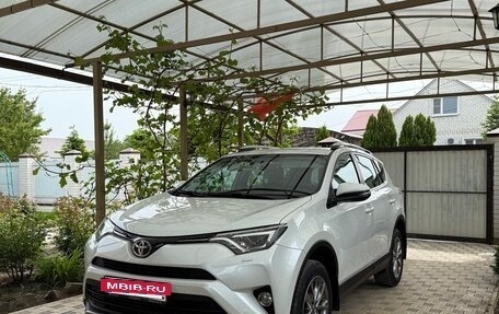 Toyota RAV4, 2018 год, 3 450 000 рублей, 2 фотография