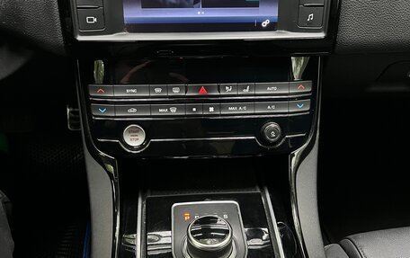 Jaguar XE I рестайлинг, 2017 год, 1 690 000 рублей, 11 фотография