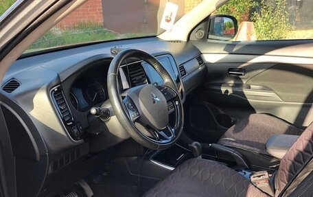 Mitsubishi Outlander III рестайлинг 3, 2018 год, 1 780 000 рублей, 6 фотография