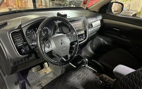 Mitsubishi Outlander III рестайлинг 3, 2018 год, 1 780 000 рублей, 10 фотография