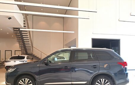 Mitsubishi Outlander III рестайлинг 3, 2018 год, 1 899 000 рублей, 2 фотография