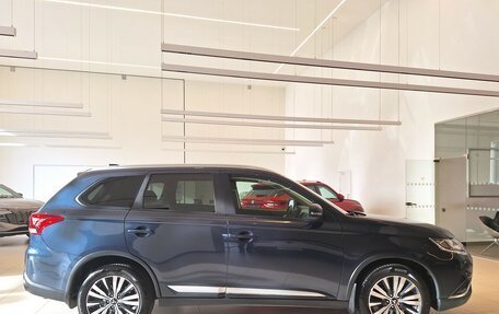 Mitsubishi Outlander III рестайлинг 3, 2018 год, 1 899 000 рублей, 6 фотография