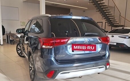 Mitsubishi Outlander III рестайлинг 3, 2018 год, 1 899 000 рублей, 3 фотография