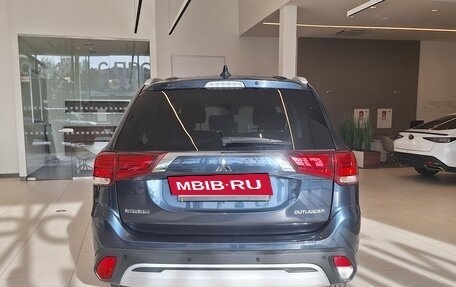 Mitsubishi Outlander III рестайлинг 3, 2018 год, 1 899 000 рублей, 4 фотография