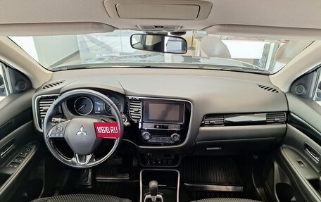 Mitsubishi Outlander III рестайлинг 3, 2018 год, 1 899 000 рублей, 15 фотография