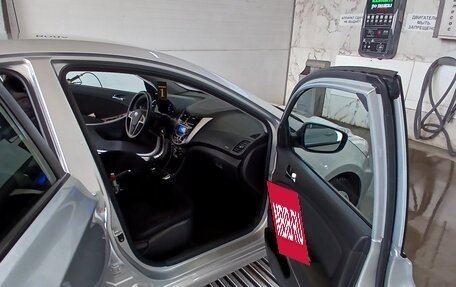 Hyundai Solaris II рестайлинг, 2013 год, 950 000 рублей, 4 фотография