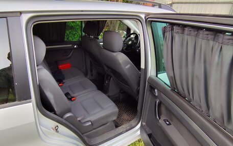 Volkswagen Touran III, 2003 год, 555 000 рублей, 3 фотография