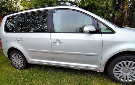 Volkswagen Touran III, 2003 год, 555 000 рублей, 2 фотография