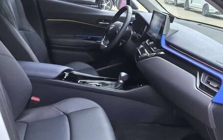 Toyota C-HR I рестайлинг, 2021 год, 1 980 000 рублей, 7 фотография