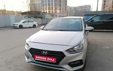 Hyundai Solaris II рестайлинг, 2017 год, 900 000 рублей, 1 фотография
