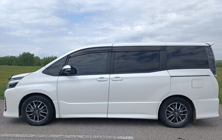 Toyota Voxy III, 2014 год, 1 970 000 рублей, 11 фотография