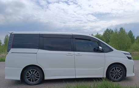 Toyota Voxy III, 2014 год, 1 970 000 рублей, 4 фотография