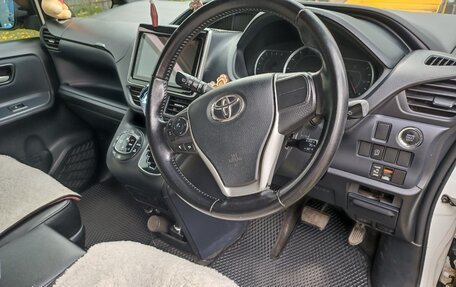 Toyota Voxy III, 2014 год, 1 970 000 рублей, 9 фотография