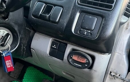 Mazda Bongo Friendee i рестайлинг, 2001 год, 400 000 рублей, 9 фотография