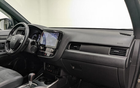 Mitsubishi Outlander III рестайлинг 3, 2021 год, 2 600 000 рублей, 11 фотография