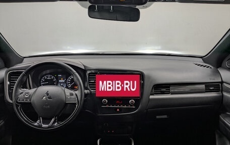 Mitsubishi Outlander III рестайлинг 3, 2021 год, 2 600 000 рублей, 12 фотография