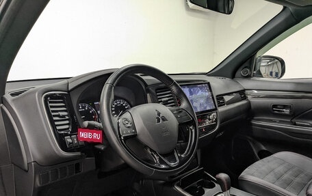 Mitsubishi Outlander III рестайлинг 3, 2021 год, 2 600 000 рублей, 13 фотография