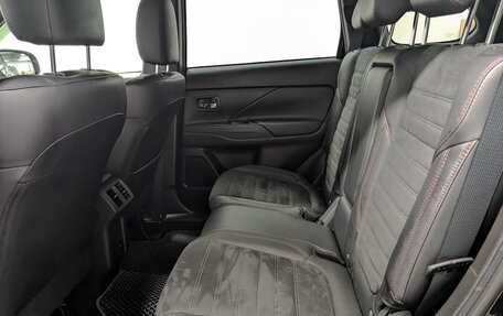 Mitsubishi Outlander III рестайлинг 3, 2021 год, 2 600 000 рублей, 16 фотография