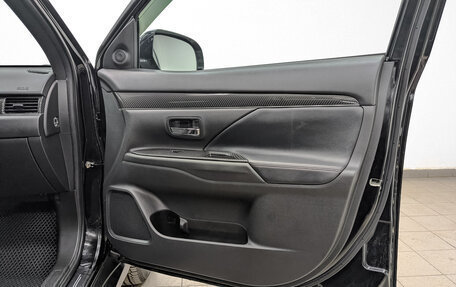 Mitsubishi Outlander III рестайлинг 3, 2021 год, 2 600 000 рублей, 21 фотография
