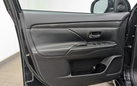 Mitsubishi Outlander III рестайлинг 3, 2021 год, 2 600 000 рублей, 17 фотография