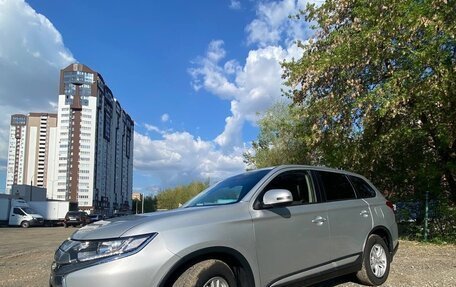 Mitsubishi Outlander III рестайлинг 3, 2018 год, 2 100 000 рублей, 2 фотография
