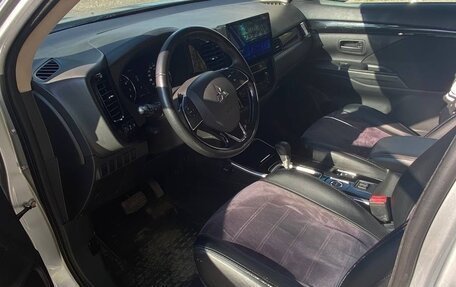 Mitsubishi Outlander III рестайлинг 3, 2018 год, 2 100 000 рублей, 4 фотография