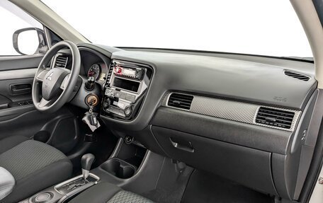 Mitsubishi Outlander III рестайлинг 3, 2015 год, 1 685 000 рублей, 10 фотография