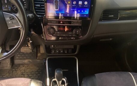 Mitsubishi Outlander III рестайлинг 3, 2018 год, 2 100 000 рублей, 3 фотография
