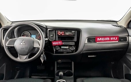 Mitsubishi Outlander III рестайлинг 3, 2015 год, 1 685 000 рублей, 13 фотография