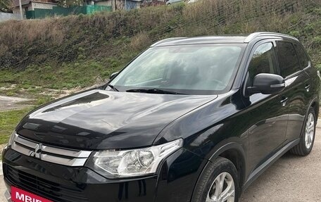 Mitsubishi Outlander III рестайлинг 3, 2014 год, 1 650 000 рублей, 2 фотография