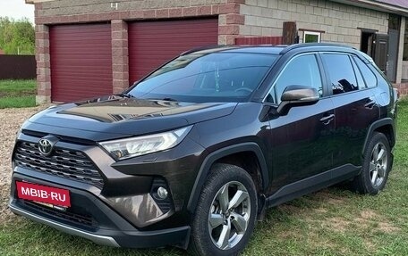 Toyota RAV4, 2021 год, 3 200 000 рублей, 2 фотография