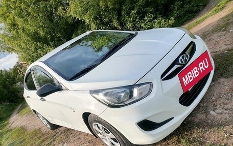 Hyundai Solaris II рестайлинг, 2013 год, 830 000 рублей, 2 фотография