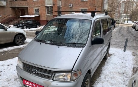 Toyota Regius, 2001 год, 760 000 рублей, 2 фотография