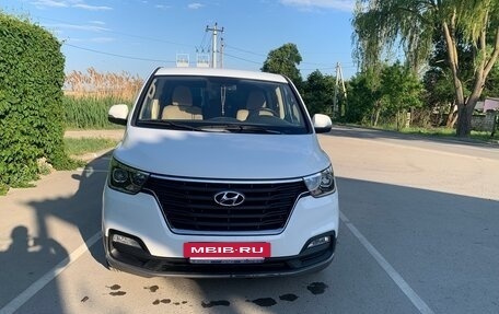 Hyundai H-1 II рестайлинг, 2018 год, 3 500 000 рублей, 2 фотография
