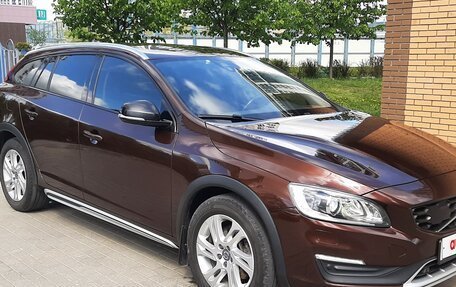 Volvo V60 Cross Country II, 2018 год, 2 350 000 рублей, 2 фотография