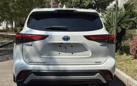 Toyota Highlander, 2022 год, 3 920 000 рублей, 2 фотография