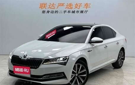Skoda Superb III рестайлинг, 2022 год, 1 960 000 рублей, 3 фотография