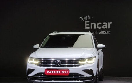 Volkswagen Tiguan II, 2022 год, 2 380 000 рублей, 2 фотография