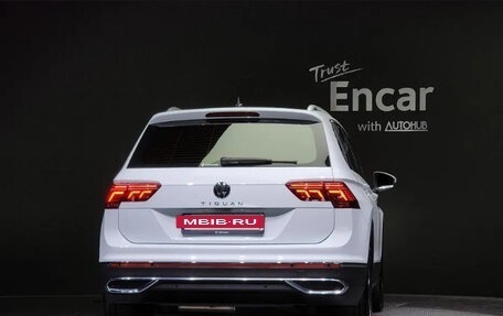 Volkswagen Tiguan II, 2022 год, 2 380 000 рублей, 4 фотография