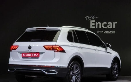 Volkswagen Tiguan II, 2022 год, 2 380 000 рублей, 3 фотография