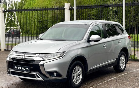 Mitsubishi Outlander III рестайлинг 3, 2019 год, 2 399 000 рублей, 3 фотография