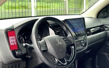 Mitsubishi Outlander III рестайлинг 3, 2019 год, 2 399 000 рублей, 10 фотография