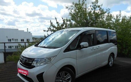 Honda Stepwgn IV, 2018 год, 1 640 000 рублей, 3 фотография