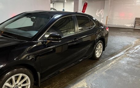Toyota Camry, 2021 год, 3 280 000 рублей, 2 фотография