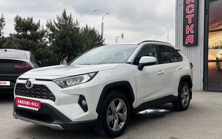 Toyota RAV4, 2021 год, 3 300 000 рублей, 2 фотография